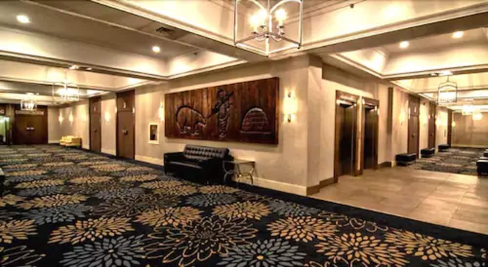 The Senator Hotel & Conference Center Тимминс Экстерьер фото